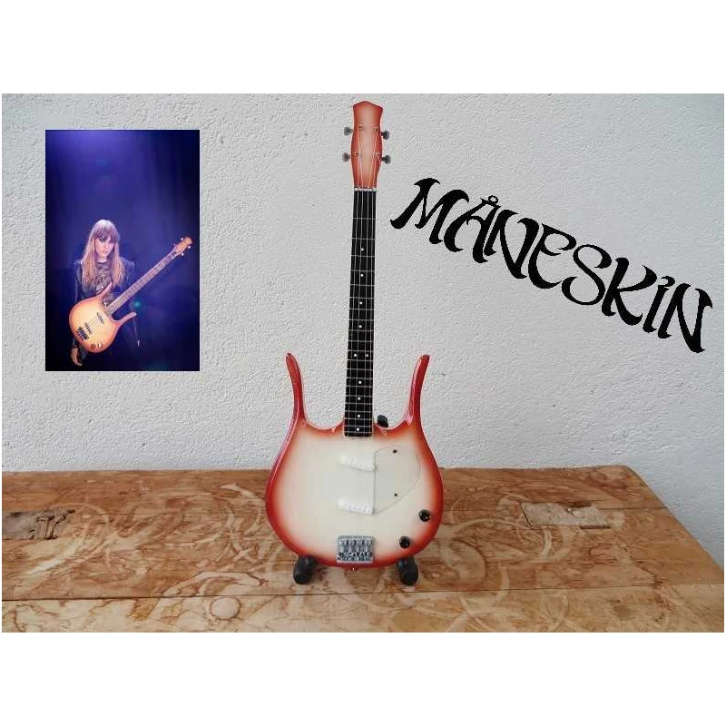 Basgitaar Danelectro Longhorn Bass Victoria De Angelis van Måneskin