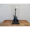 Glasglocke/Vitrine aus Plexiglas, unter anderem für Miniaturgitarren