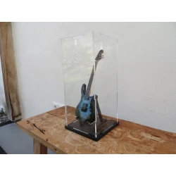 Glasglocke/Vitrine aus Plexiglas, unter anderem für Miniaturgitarren