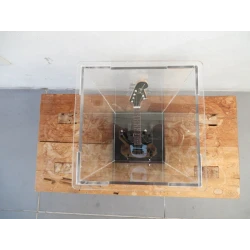 Glasglocke/Vitrine aus Plexiglas, unter anderem für Miniaturgitarren