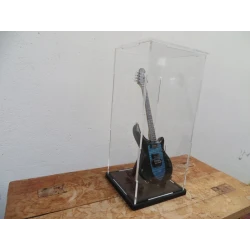 Glasglocke/Vitrine aus Plexiglas, unter anderem für Miniaturgitarren